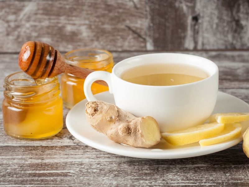Nên uống mỗi ngày 1 cốc nước gừng pha cùng mật ong để chống lão hóa