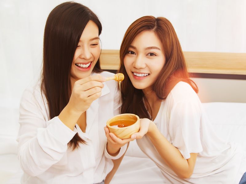 Mật ong chứa nhiều chất dinh dưỡng có lợi cho sức khỏe và làn da