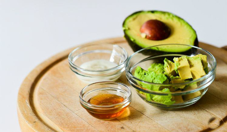 Sở hữu làn da mịn màng không nếp nhăn nhờ mặt nạ mật ong bơ hoặc chuối