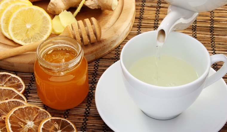 Mỗi ngày nên uống 1 cốc mật ong pha với nước ấm để tăng cường sức khỏe và chống lại các dấu hiệu lão hóa