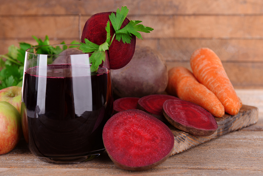 Nước ép cà rốt và củ dền bổ sung cho cơ thể các loại vitamin cần thiết, góp phần đẩy lùi lão hóa