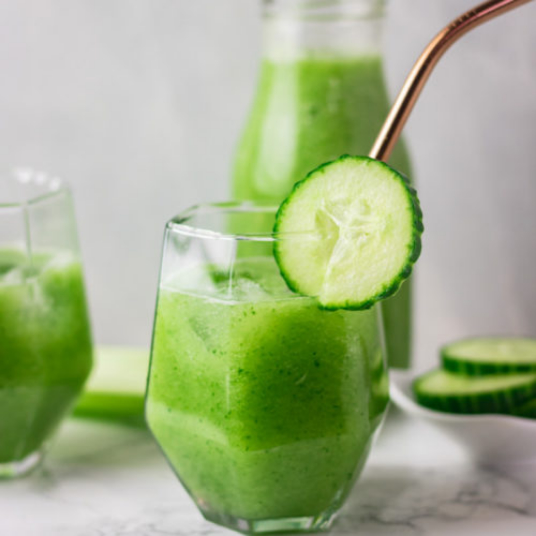 Chất chống oxy hóa và Silica có trong nước ép dưa chuột có tác dụng làm mờ quầng thâm và đốm nâu trên da