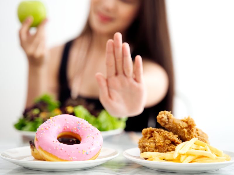 Để bảo vệ sức khỏe và sự trẻ trung, cần tránh xa những thực phẩm có hại cho sức khỏe