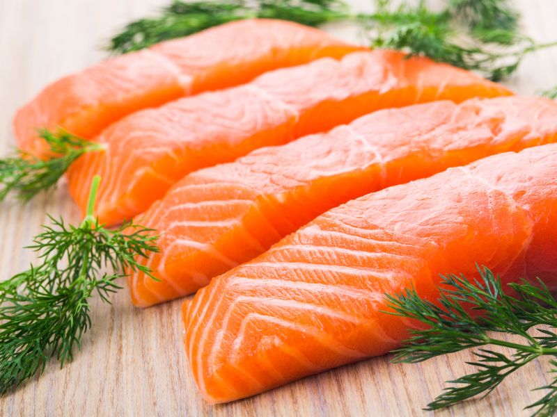Trong cá hồi giàu thành phần Omega - 3 giúp chống lão hóa, nuôi dưỡng cơ thể, luôn trẻ trung, tràn đầy sức sống