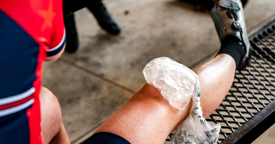 Một trong những nguyên nhân gây ra đau khớp đầu gối là do bong gân